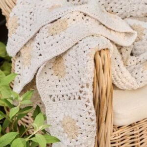 Throw crocheted cream w/natural coloured flowers - Ib Laursen