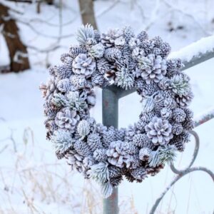 Fleur Wreath w.cones & snow - Chic Antique